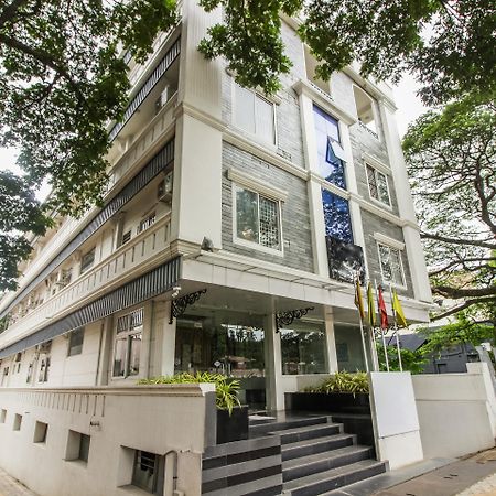 Hotel White Parrot Mysore Bagian luar foto