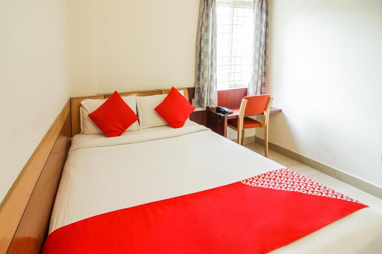 Hotel White Parrot Mysore Bagian luar foto