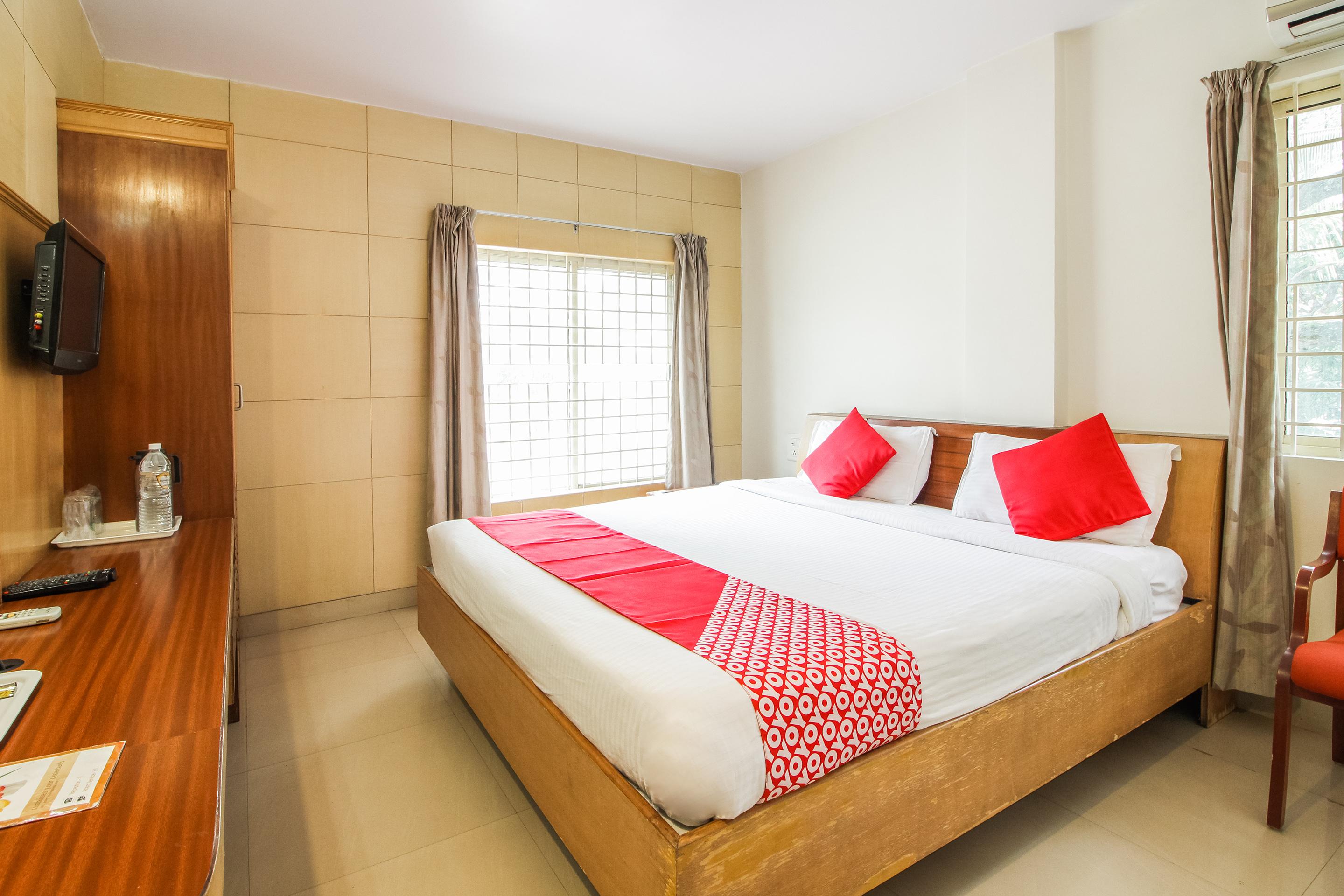 Hotel White Parrot Mysore Bagian luar foto