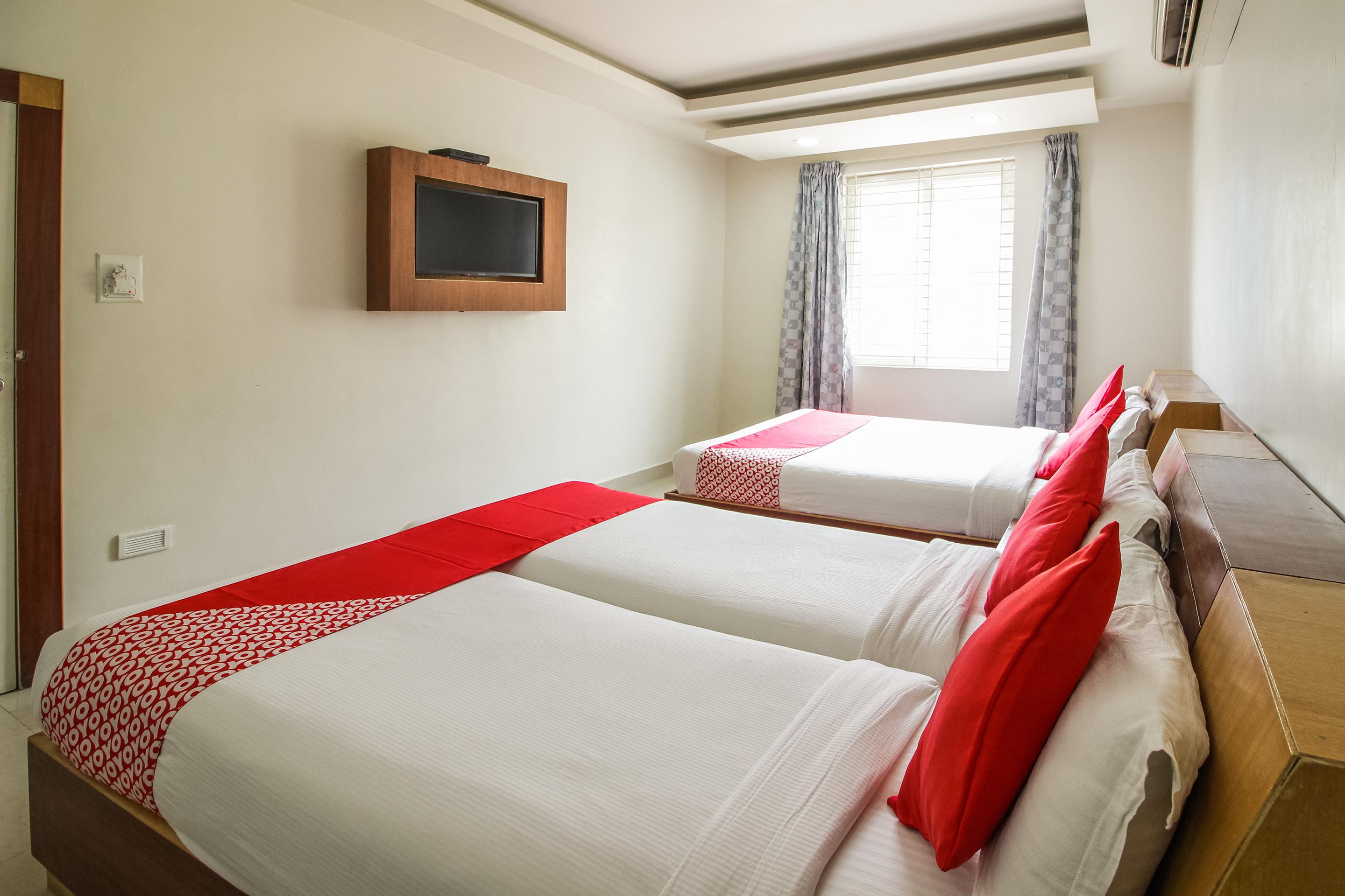 Hotel White Parrot Mysore Bagian luar foto