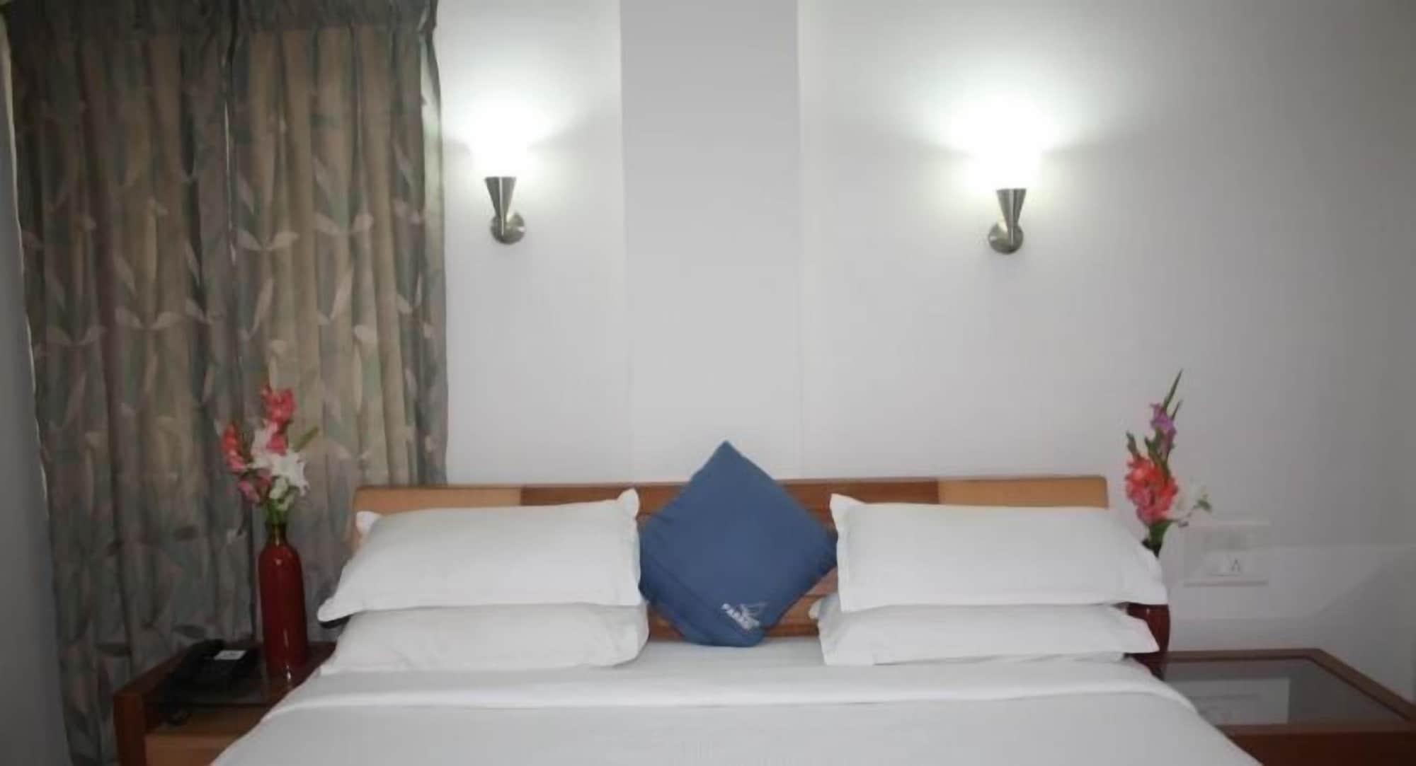 Hotel White Parrot Mysore Bagian luar foto
