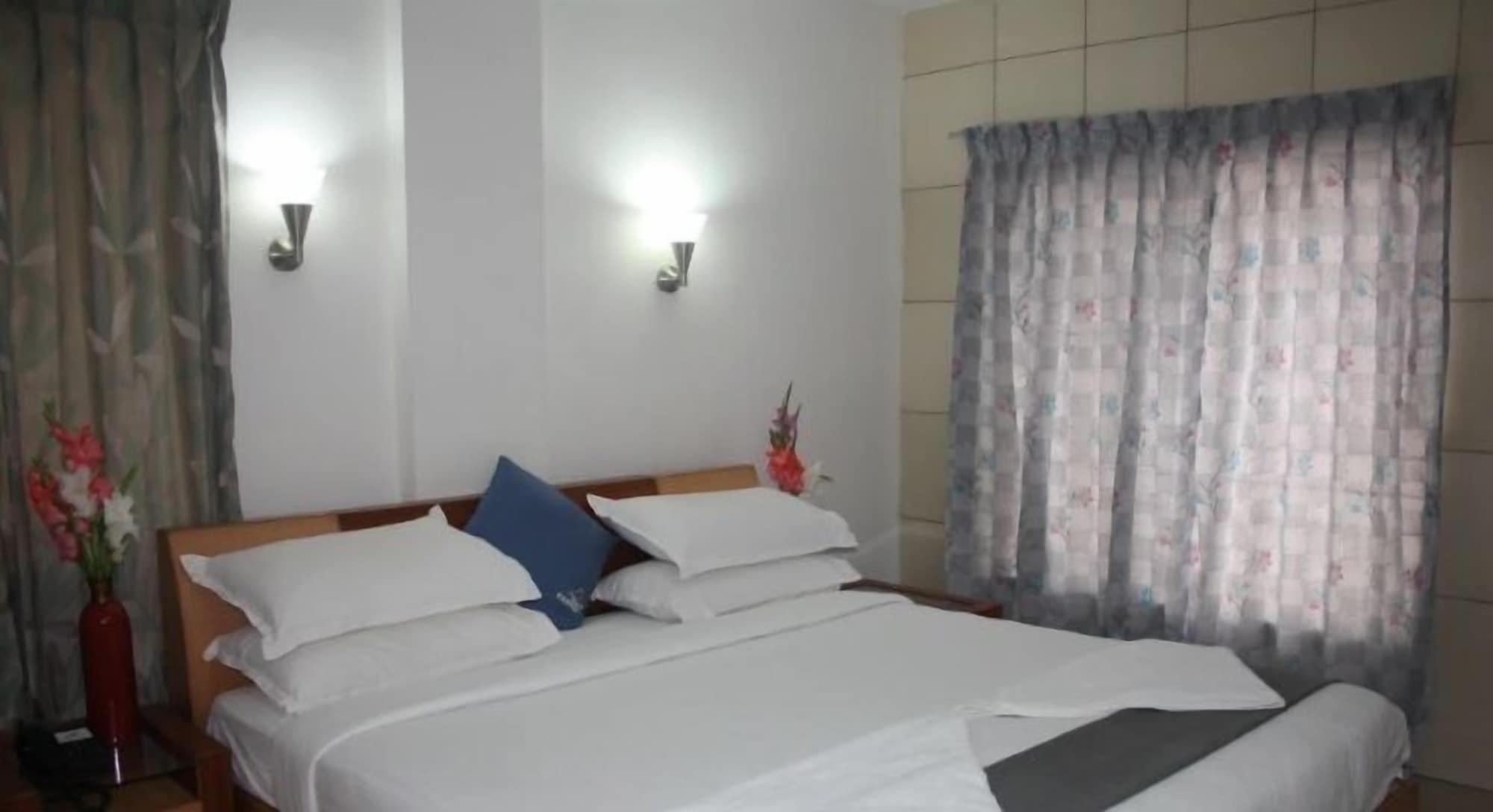 Hotel White Parrot Mysore Bagian luar foto