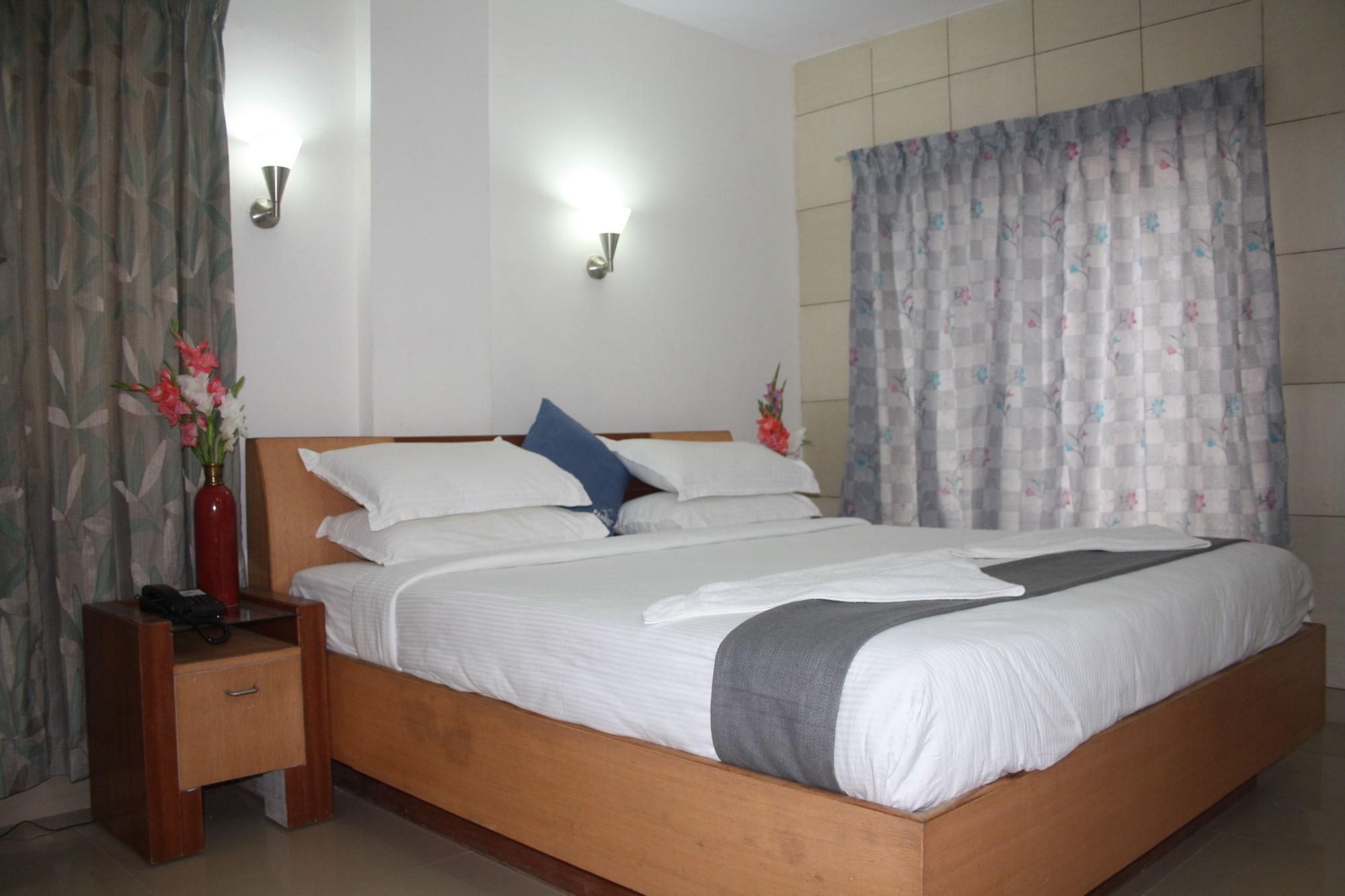 Hotel White Parrot Mysore Bagian luar foto