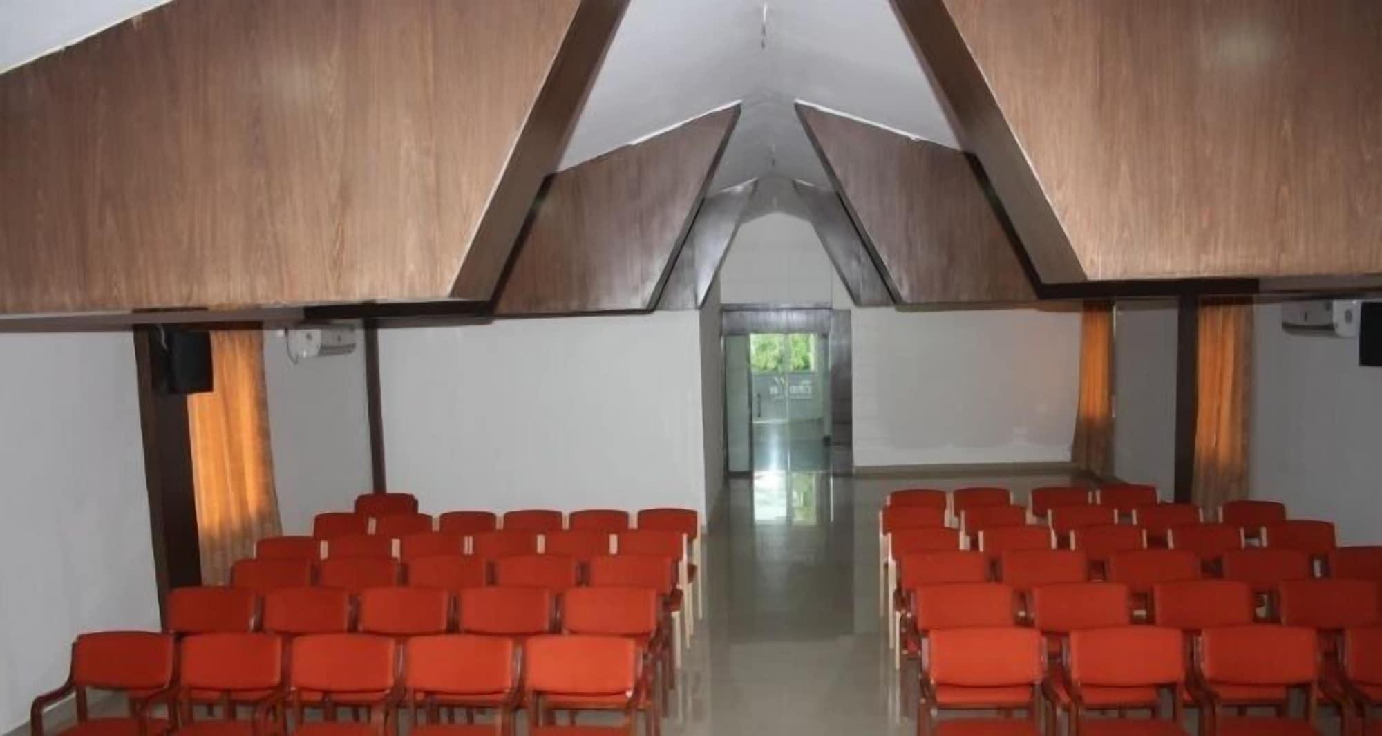 Hotel White Parrot Mysore Bagian luar foto