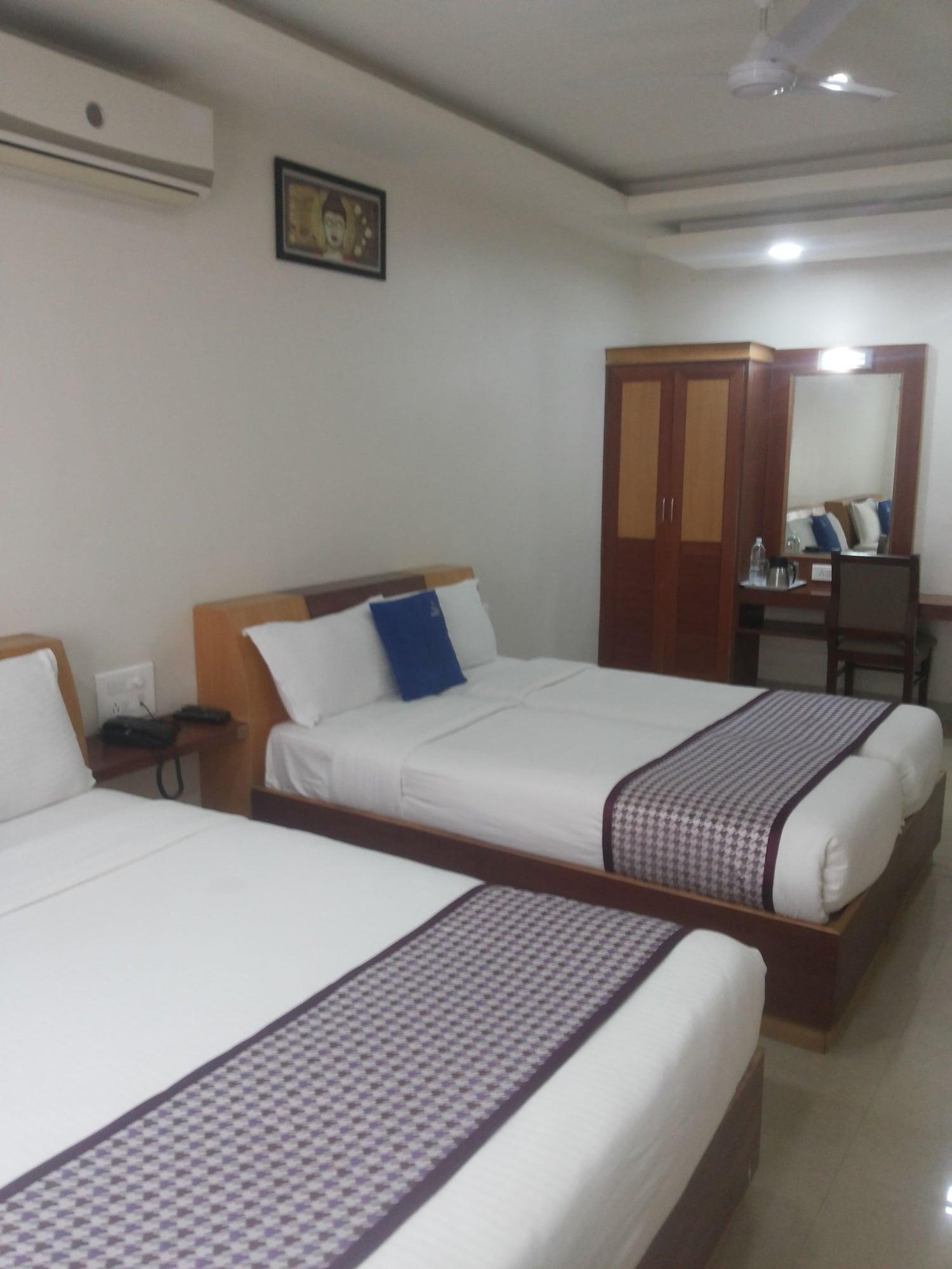 Hotel White Parrot Mysore Bagian luar foto