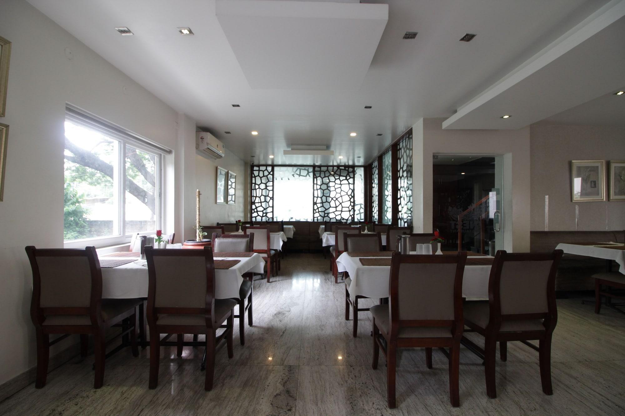 Hotel White Parrot Mysore Bagian luar foto