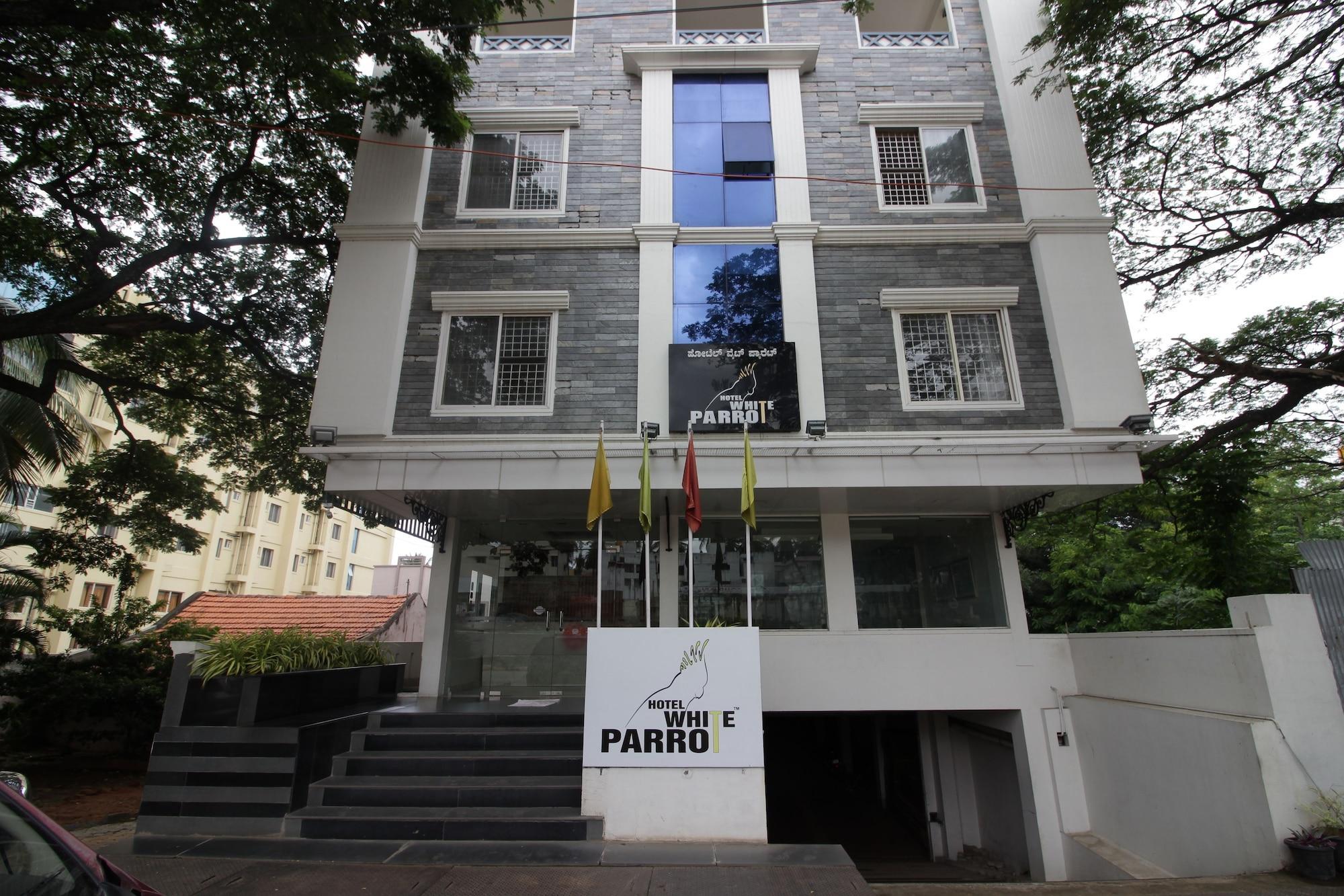 Hotel White Parrot Mysore Bagian luar foto