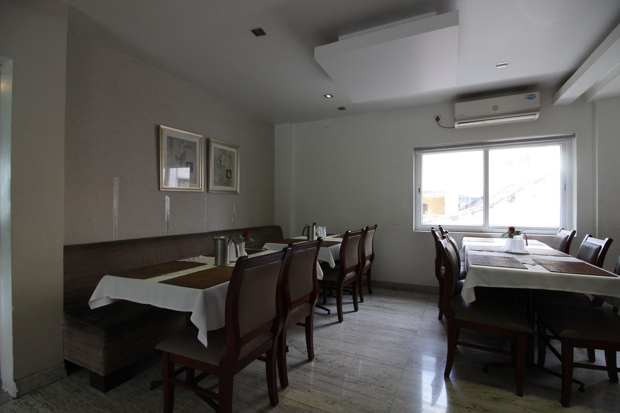 Hotel White Parrot Mysore Bagian luar foto