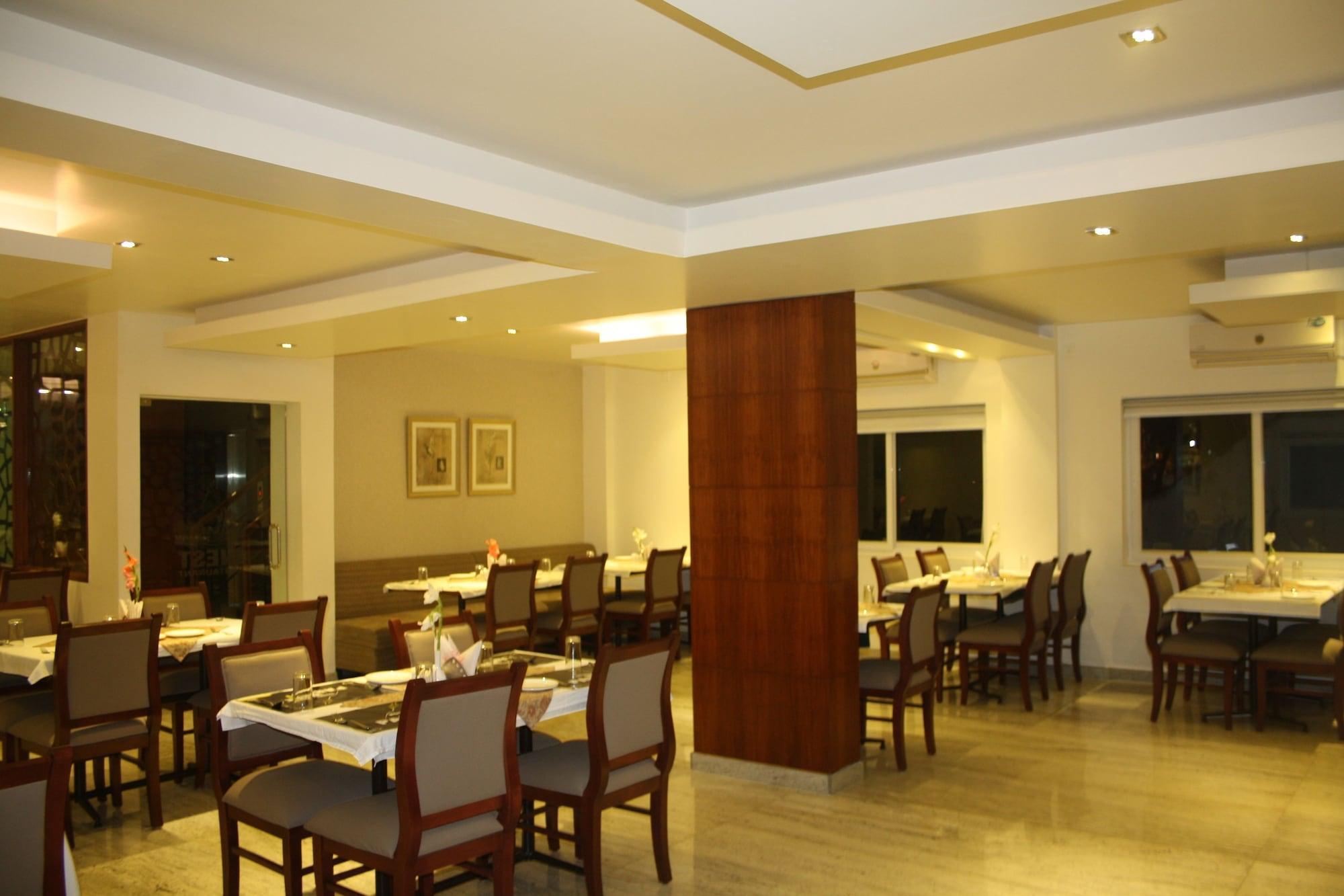 Hotel White Parrot Mysore Bagian luar foto