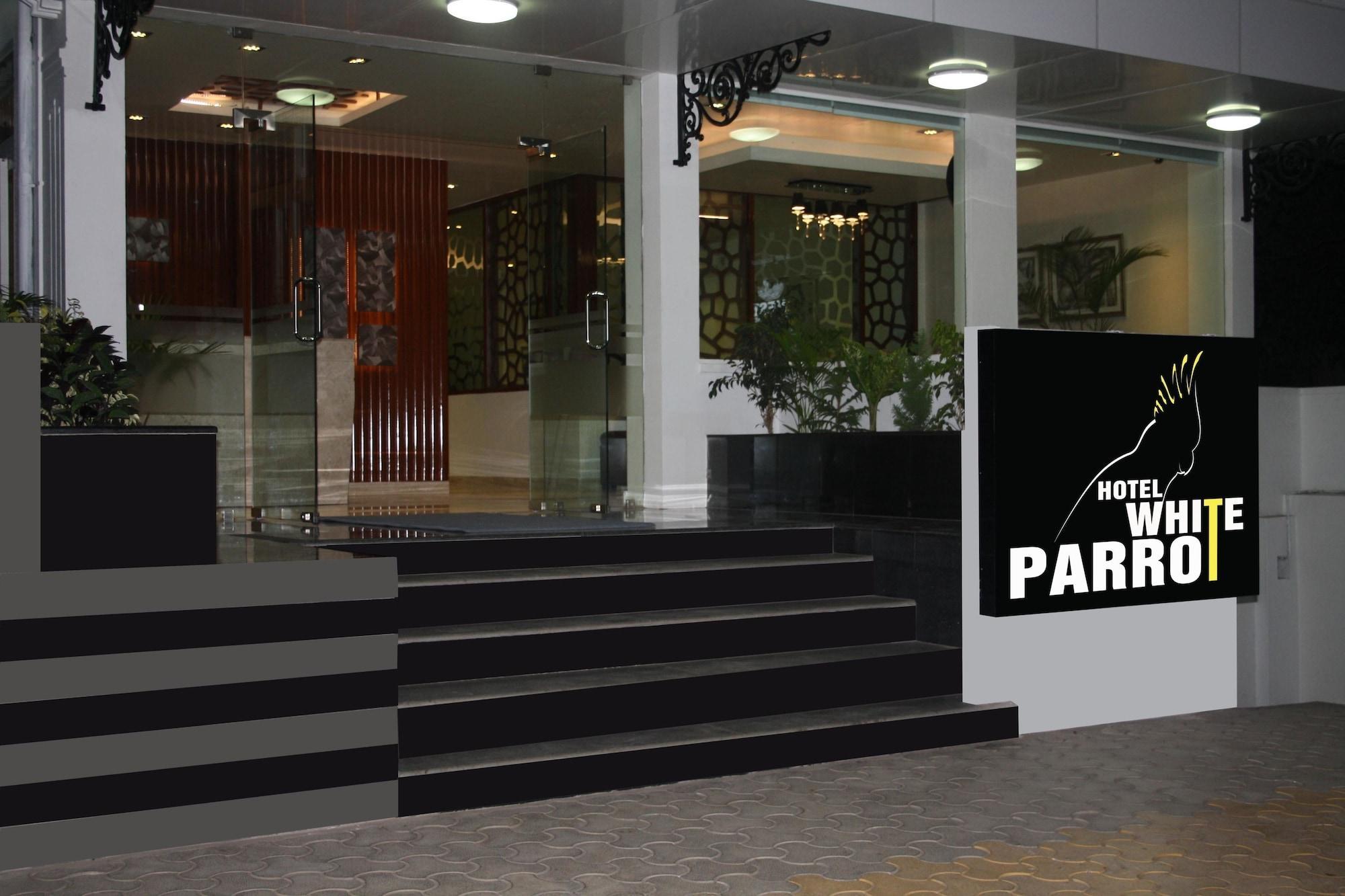 Hotel White Parrot Mysore Bagian luar foto