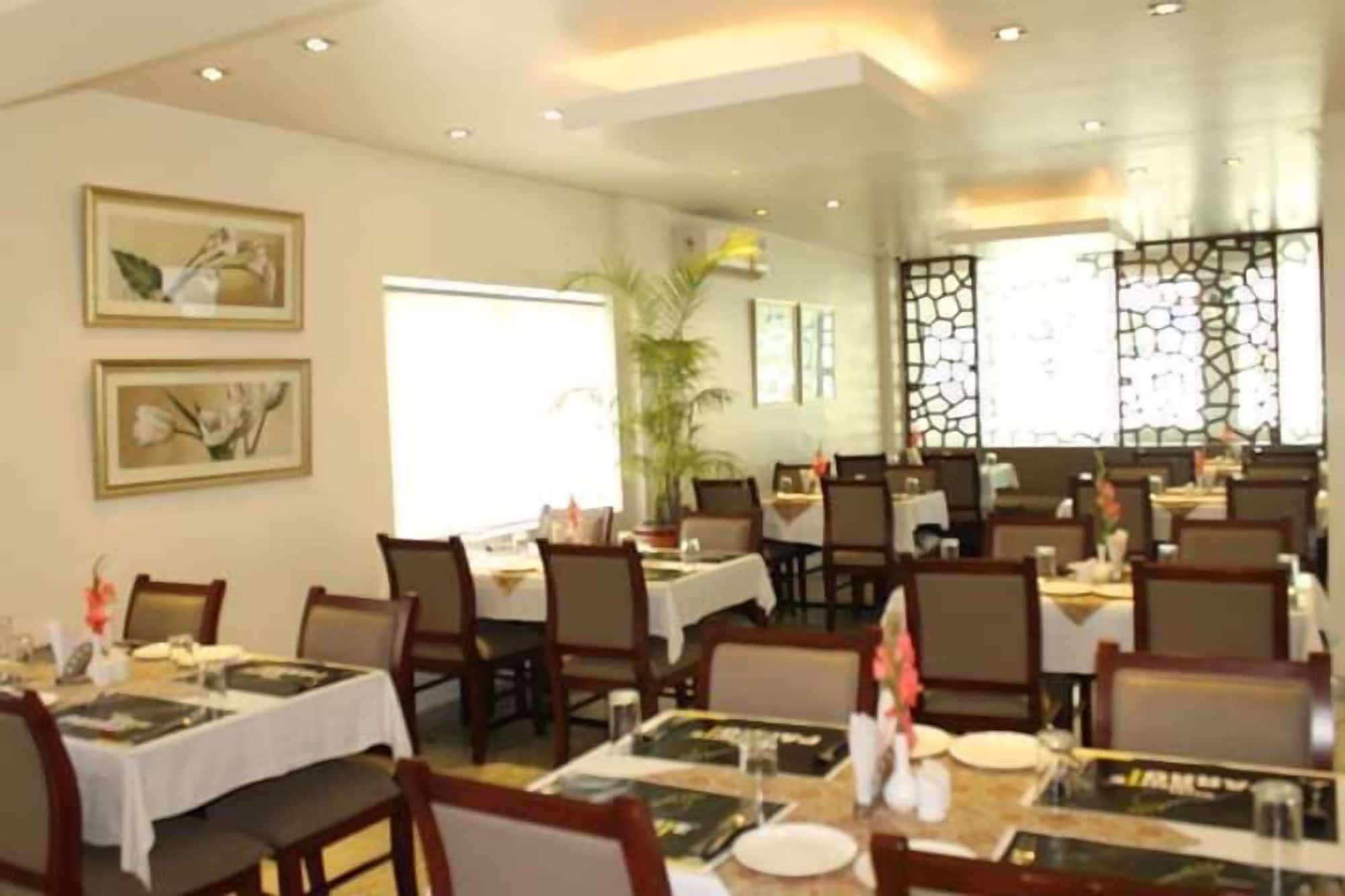 Hotel White Parrot Mysore Bagian luar foto