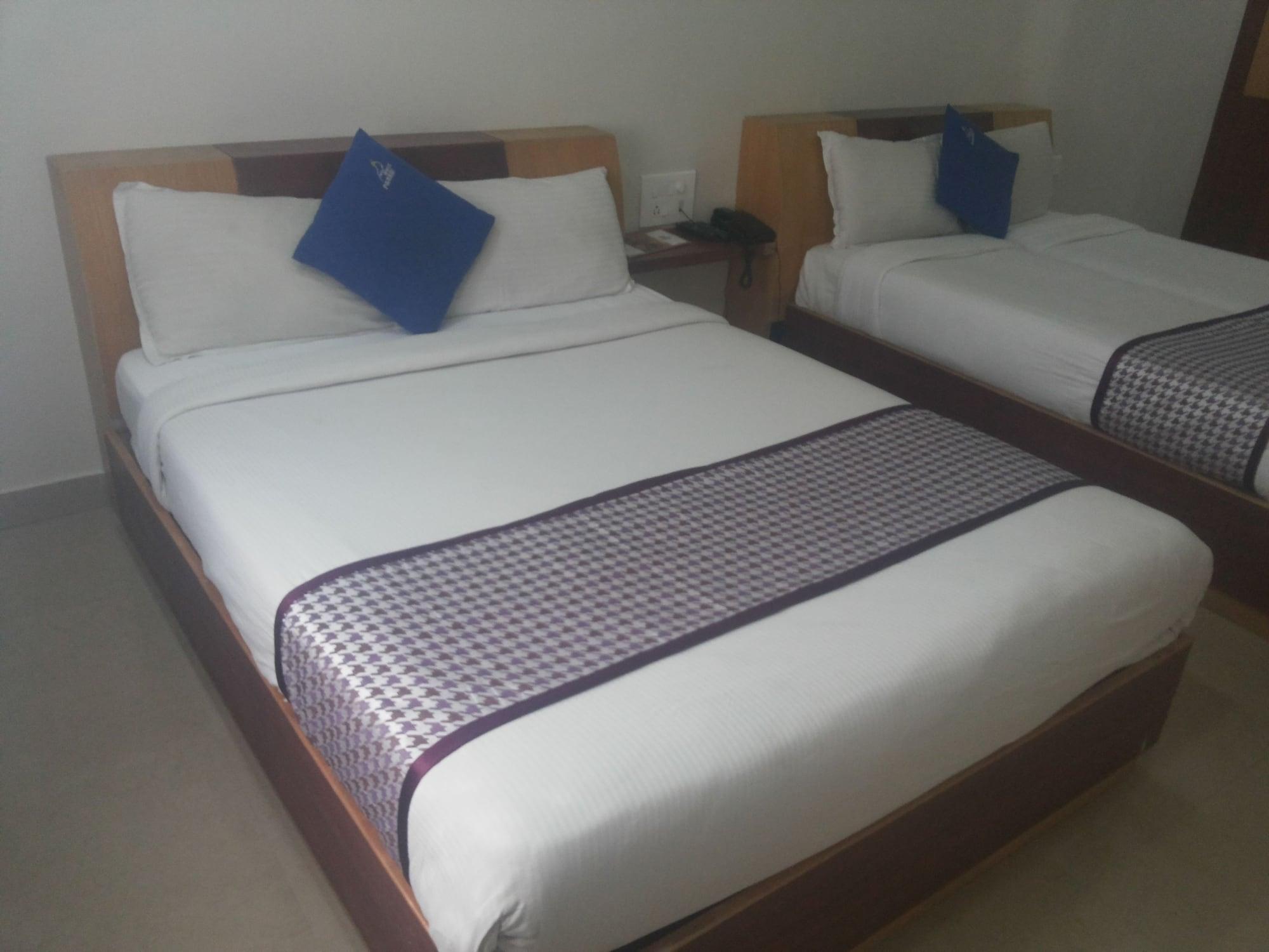 Hotel White Parrot Mysore Bagian luar foto