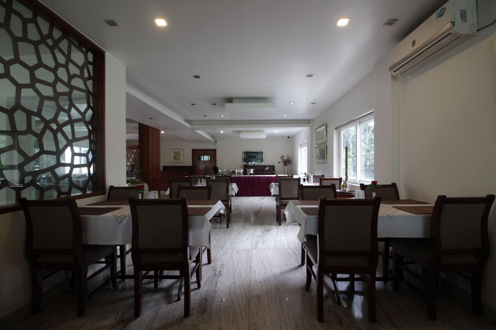 Hotel White Parrot Mysore Bagian luar foto
