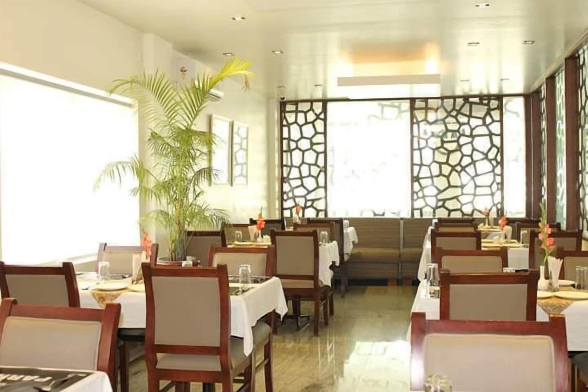 Hotel White Parrot Mysore Bagian luar foto