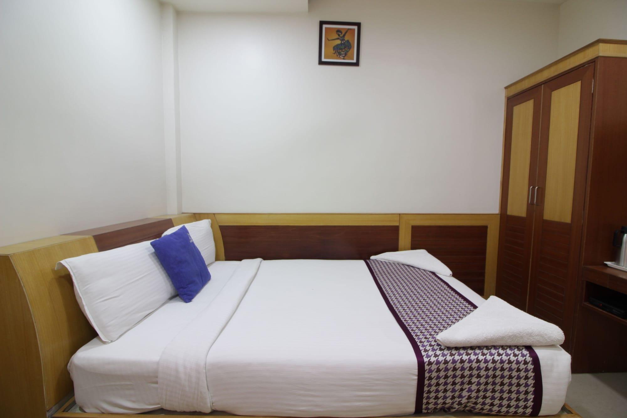 Hotel White Parrot Mysore Bagian luar foto