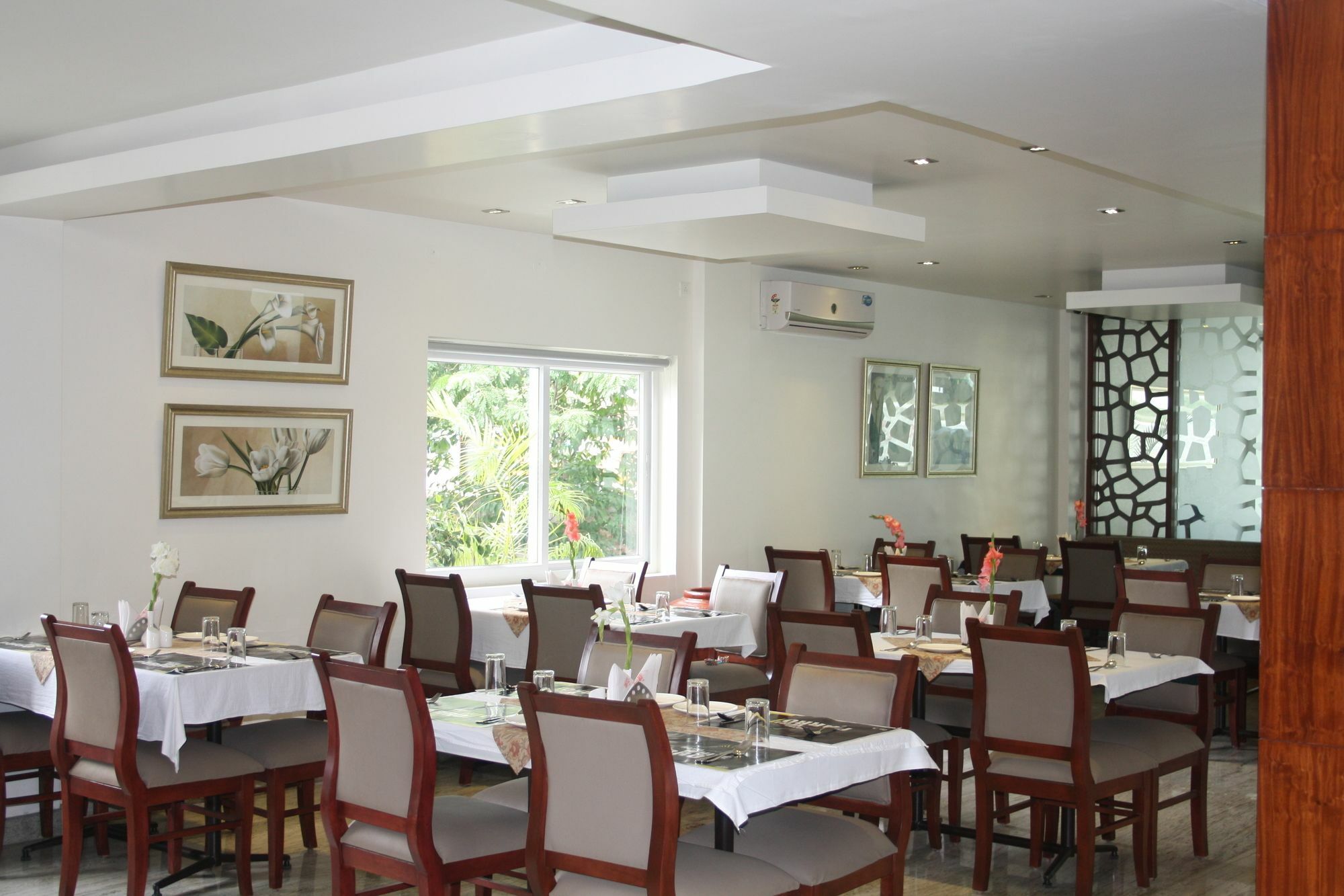 Hotel White Parrot Mysore Bagian luar foto