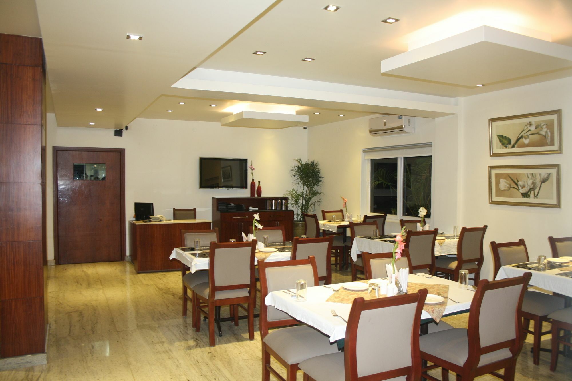 Hotel White Parrot Mysore Bagian luar foto