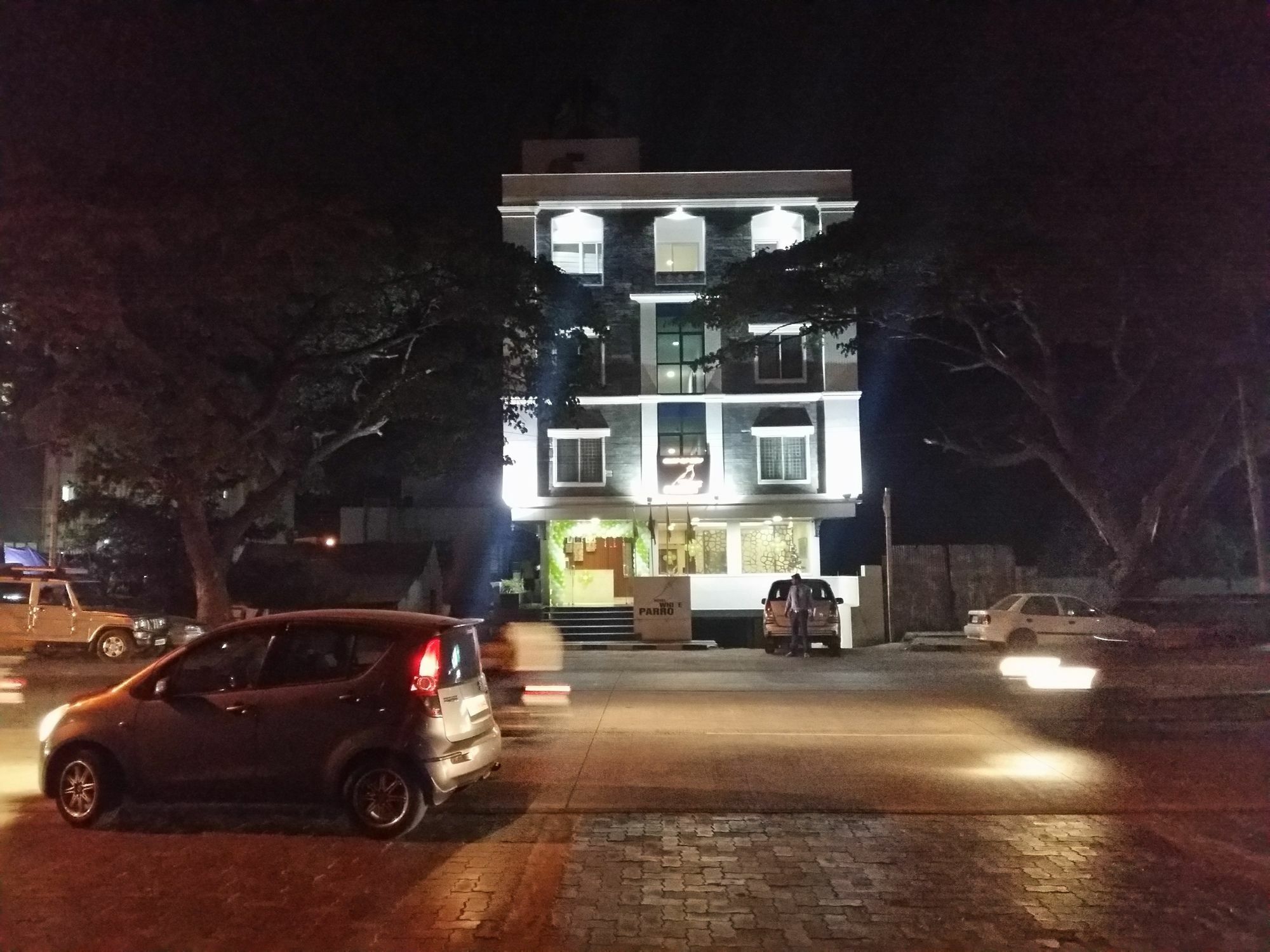 Hotel White Parrot Mysore Bagian luar foto