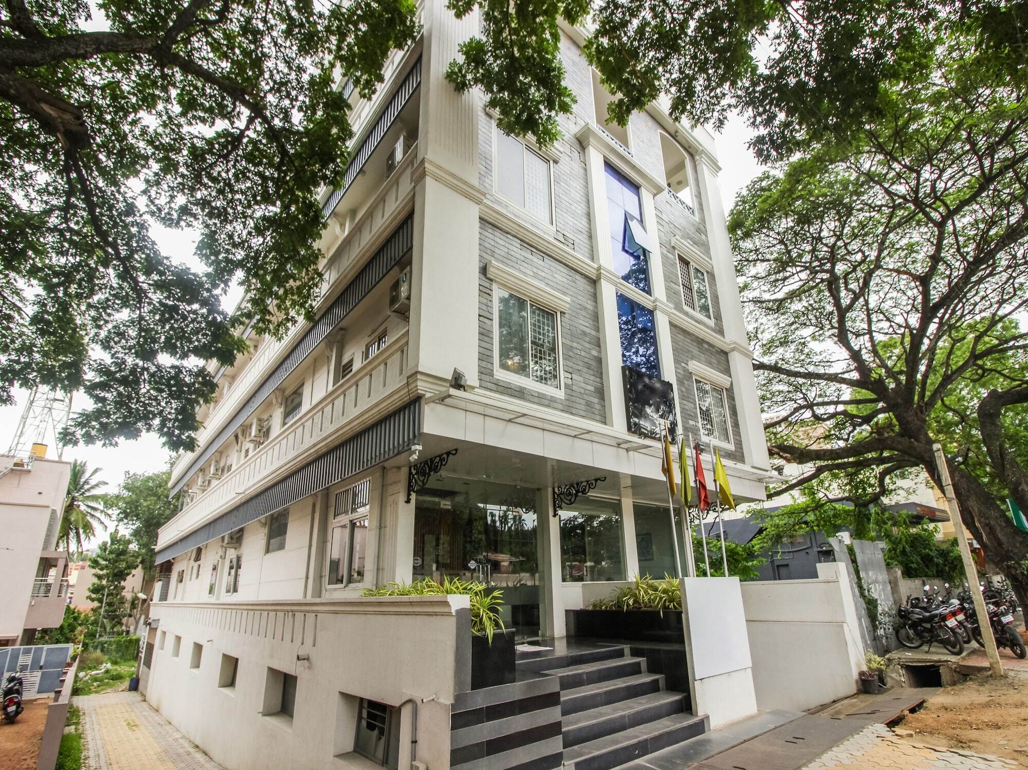 Hotel White Parrot Mysore Bagian luar foto